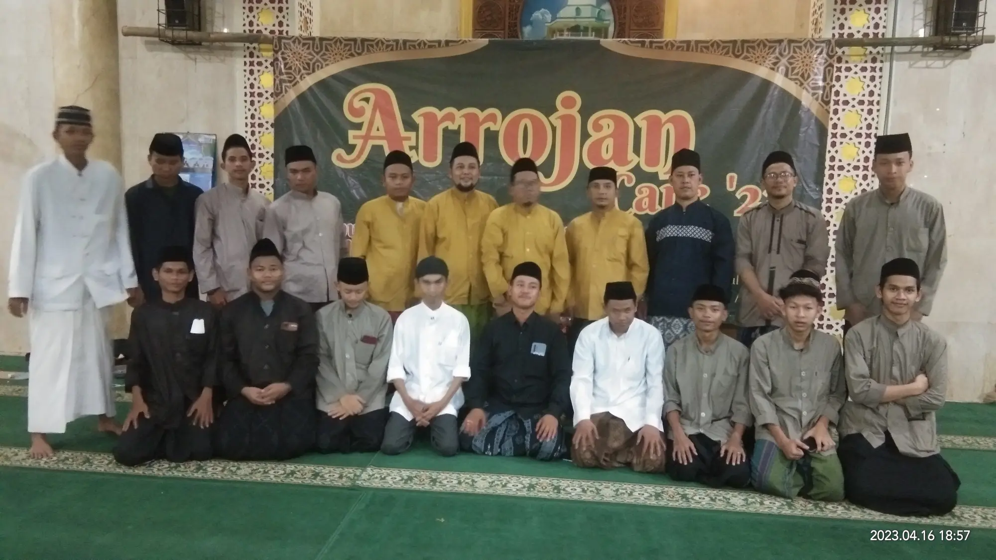 REMAJA MASJID ISI KEGIATAN RAMADHAN DENGAN SANTUNAN